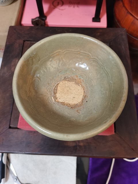 古玩陶瓷龍泉青瓷印花碗真品鑒賞圖