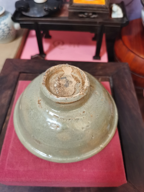 古玩陶瓷龍泉青瓷印花碗真品鑒賞圖