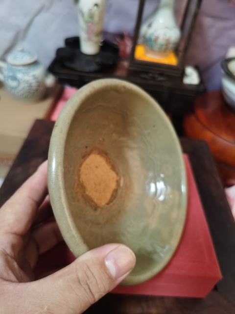 古玩陶瓷龍泉青瓷印花碗真品鑒賞圖