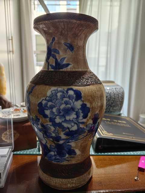 古玩陶瓷哥釉青花花鳥盤口瓶真品鑒賞圖