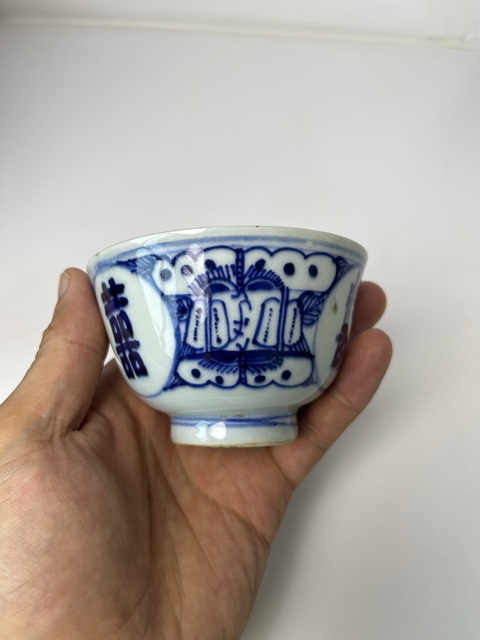 古玩陶瓷青花纏枝花卉紋開窗喜字杯真品鑒賞圖