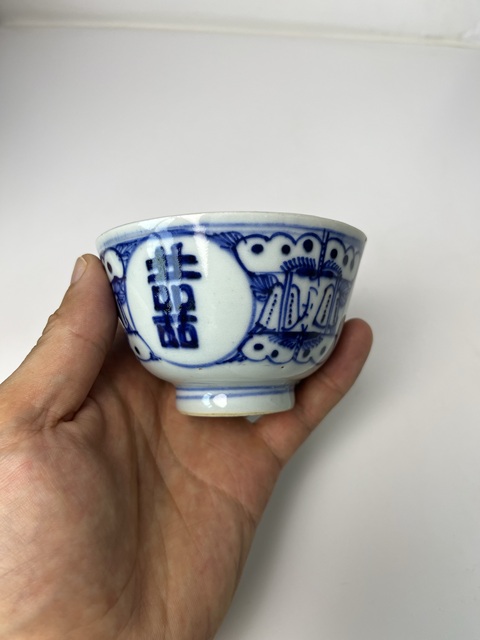 古玩陶瓷青花纏枝花卉紋開窗喜字杯真品鑒賞圖