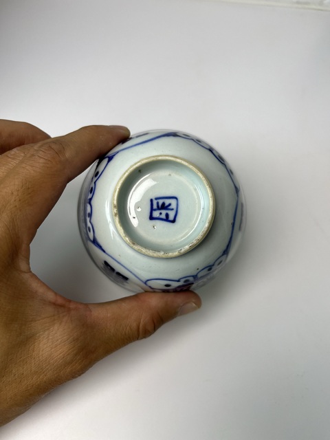 古玩陶瓷青花纏枝花卉紋開窗喜字杯真品鑒賞圖
