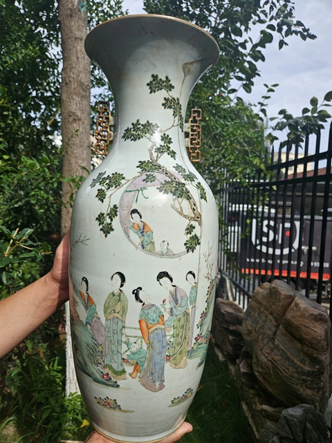 古玩陶瓷粉彩人物故事雙耳瓶真品鑒賞圖