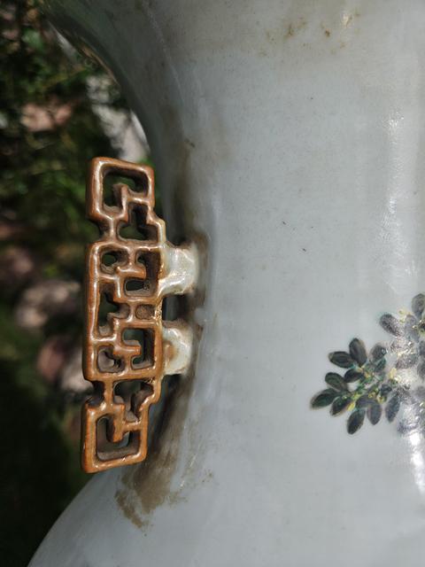 古玩陶瓷粉彩人物故事雙耳瓶真品鑒賞圖