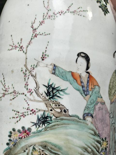 古玩陶瓷粉彩人物故事雙耳瓶真品鑒賞圖