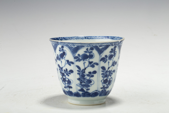 古玩陶瓷清康熙·青花開窗花卉紋鈴鐺杯拍賣,當前價格188元