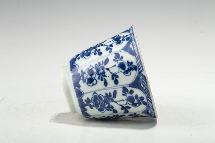 古玩陶瓷清康熙·青花開窗花卉紋鈴鐺杯拍賣,當前價格188元