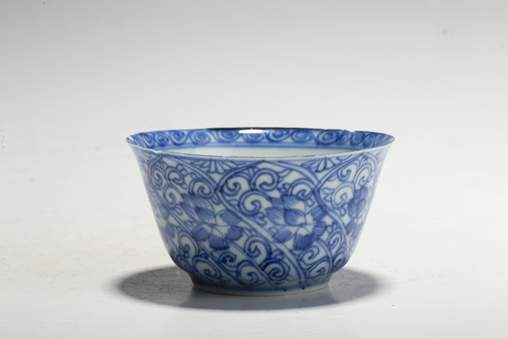 古玩陶瓷清康熙·青花纏枝蓮花紋杯真品鑒賞圖