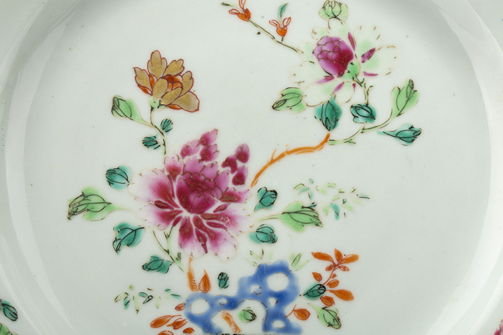 古玩陶瓷清雍乾·粉彩洞石花卉紋花口盤拍賣，當前價格1008元