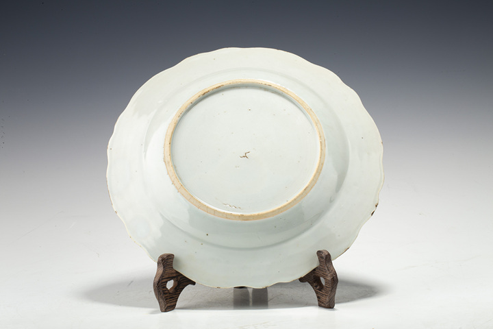 古玩陶瓷清雍乾·粉彩洞石花卉紋花口盤拍賣，當前價格1008元