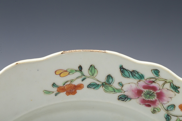 古玩陶瓷清雍乾·粉彩洞石花卉紋花口盤拍賣，當前價格1008元