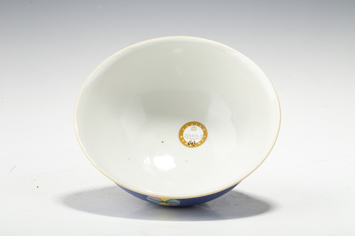 古玩陶瓷清乾隆·藍(lán)地軋道粉彩皮球花紋碗拍賣，當(dāng)前價(jià)格1014元
