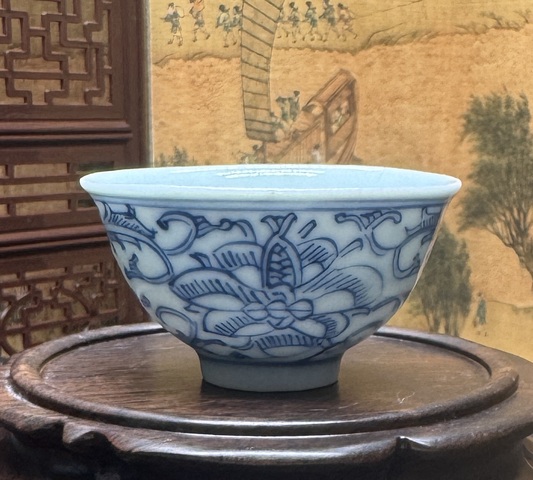 古玩陶瓷清中期·青花花蝶紋茶杯拍賣(mài)，當(dāng)前價(jià)格2580元