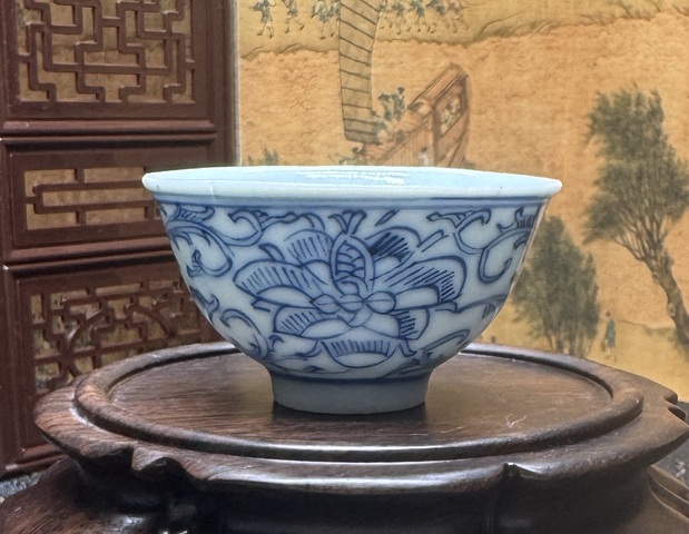 古玩陶瓷清中期·青花花蝶紋茶杯拍賣(mài)，當(dāng)前價(jià)格2580元