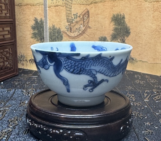 古玩陶瓷（已實(shí)物鑒真）清雍正·青花過墻龍茶圓拍賣，當(dāng)前價(jià)格7880元