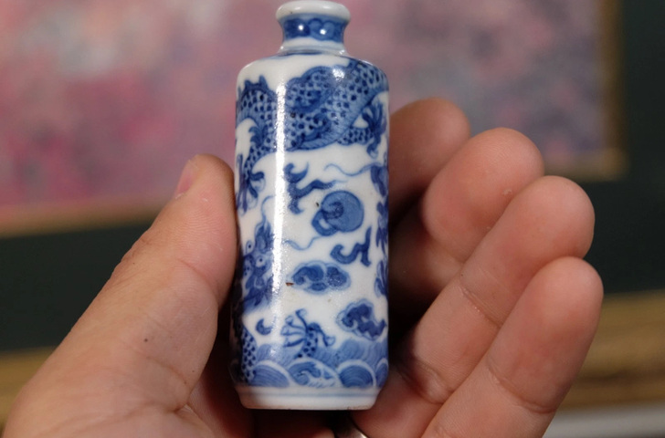 古玩陶瓷青花趕珠龍紋鼻煙壺真品鑒賞圖
