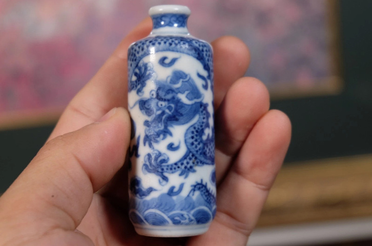 古玩陶瓷青花趕珠龍紋鼻煙壺真品鑒賞圖