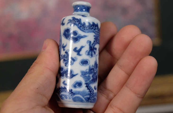 古玩陶瓷青花趕珠龍紋鼻煙壺真品鑒賞圖