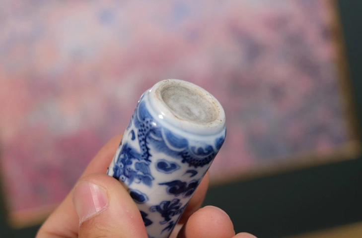 古玩陶瓷青花趕珠龍紋鼻煙壺真品鑒賞圖
