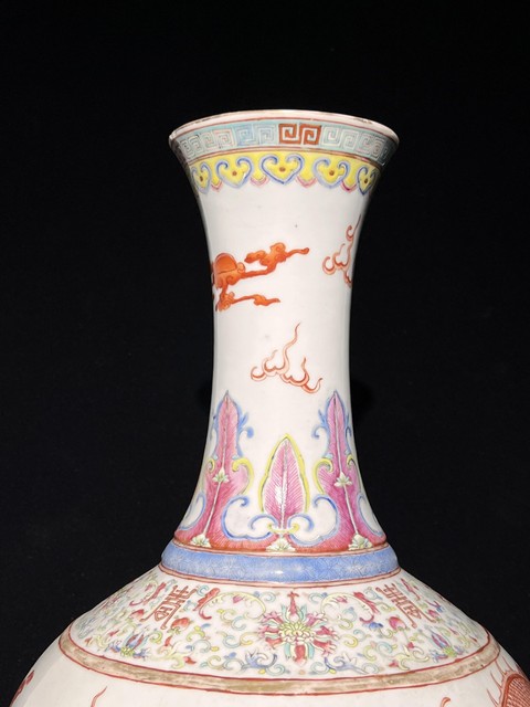 古玩陶瓷粉彩龍鳳紋賞瓶真品鑒賞圖