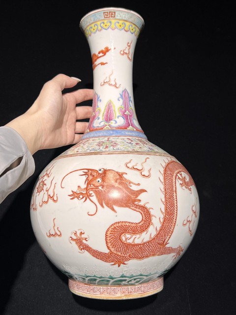 古玩陶瓷粉彩龍鳳紋賞瓶真品鑒賞圖