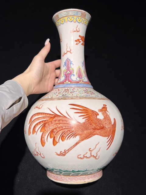 古玩陶瓷粉彩龍鳳紋賞瓶真品鑒賞圖