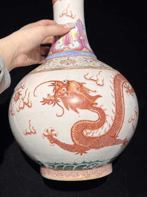 古玩陶瓷粉彩龍鳳紋賞瓶真品鑒賞圖