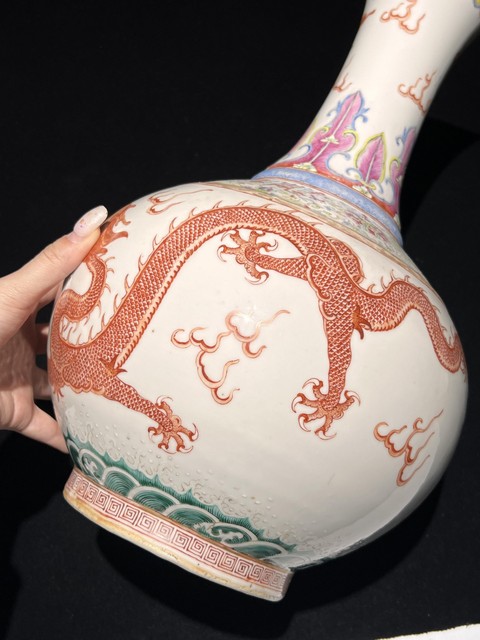 古玩陶瓷粉彩龍鳳紋賞瓶真品鑒賞圖