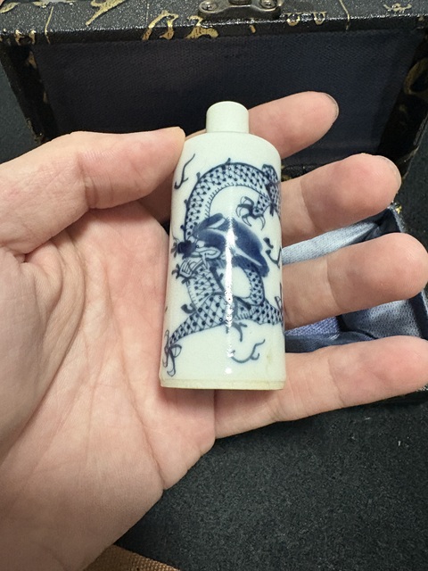 古玩陶瓷龍紋青花鼻煙壺真品鑒賞圖