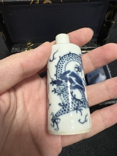 古玩陶瓷龍紋青花鼻煙壺真品鑒賞圖