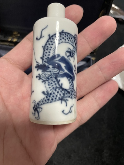 古玩陶瓷龍紋青花鼻煙壺真品鑒賞圖