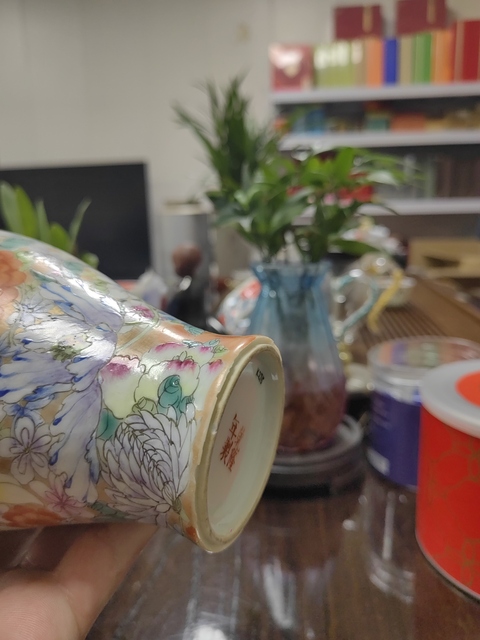 古玩陶瓷民國 粉彩百花不落地觀音瓶真品鑒賞圖