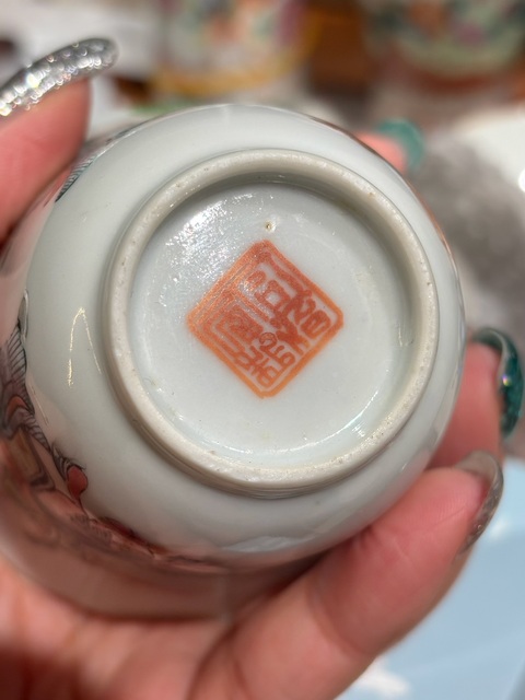 古玩陶瓷粉彩人物故事紋鈴鐺杯真品鑒賞圖
