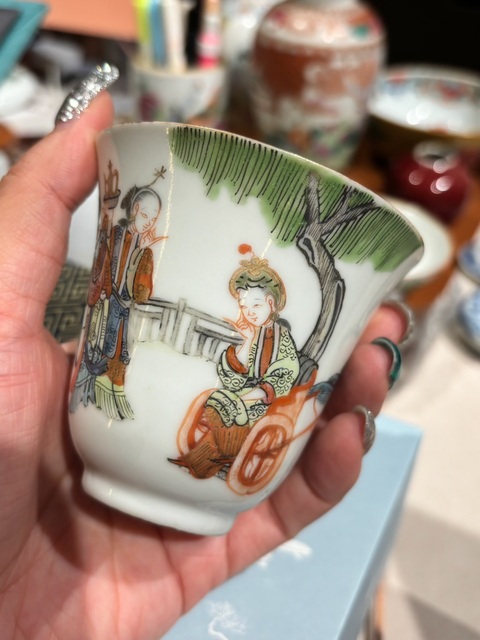 古玩陶瓷粉彩人物故事紋鈴鐺杯真品鑒賞圖