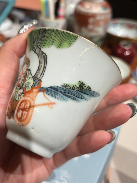 古玩陶瓷粉彩人物故事紋鈴鐺杯真品鑒賞圖