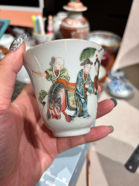 古玩陶瓷粉彩人物故事紋鈴鐺杯真品鑒賞圖