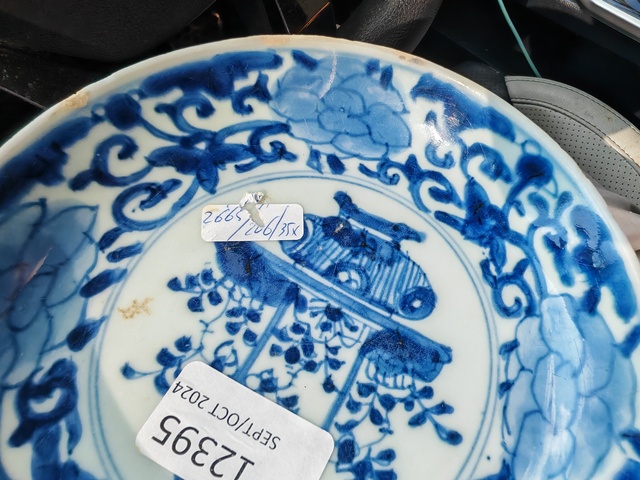 古玩陶瓷青花提籃花卉紋盤真品鑒賞圖
