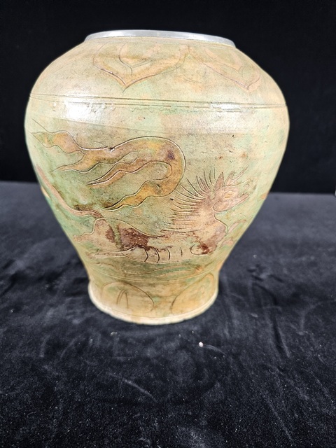 古玩陶瓷三彩刻天馬紋罐真品鑒賞圖