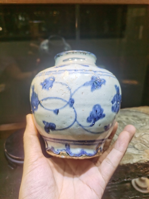 古玩陶瓷青花纏枝花卉紋罐真品鑒賞圖