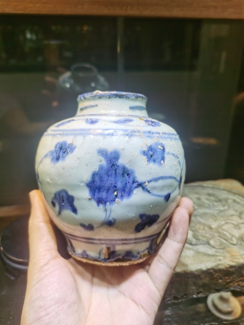 古玩陶瓷青花纏枝花卉紋罐真品鑒賞圖