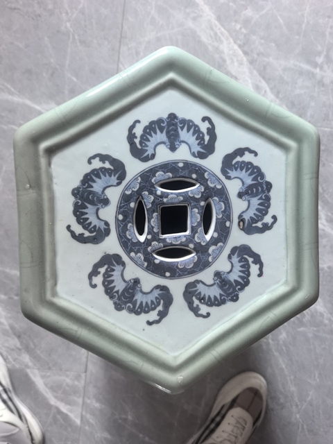 古玩陶瓷青釉青花花鳥紋六方繡蹲真品鑒賞圖