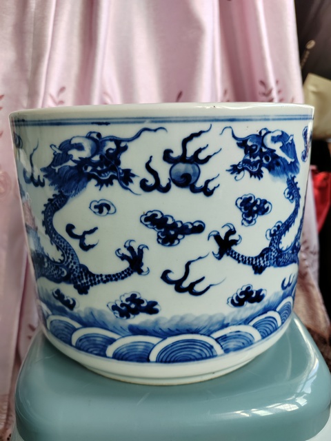 古玩陶瓷二龍戲珠青花圈足筒式爐真品鑒賞圖