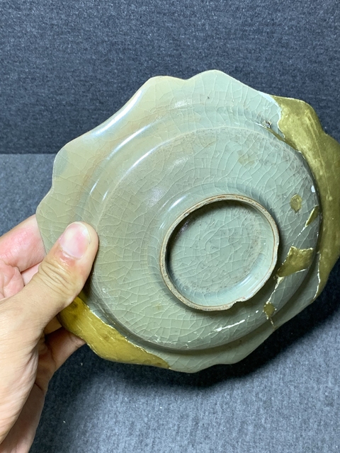 古玩陶瓷龍泉官窯花口盤真品鑒賞圖