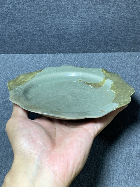 古玩陶瓷龍泉官窯花口盤真品鑒賞圖