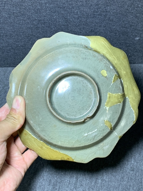 古玩陶瓷龍泉官窯花口盤真品鑒賞圖