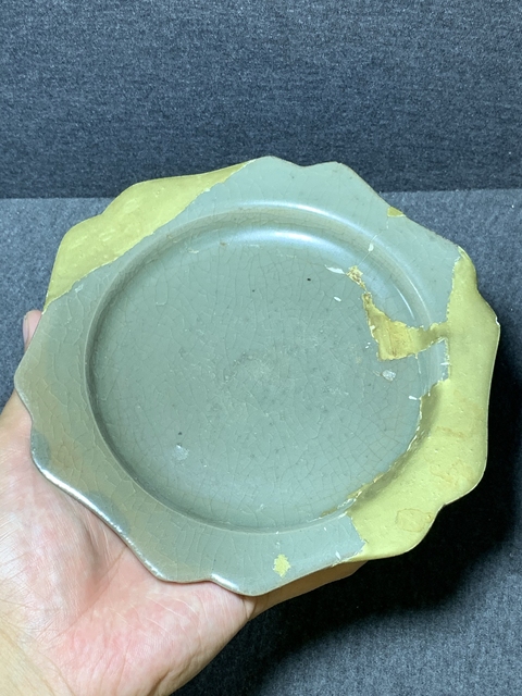 古玩陶瓷龍泉官窯花口盤真品鑒賞圖