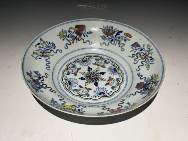 古玩陶瓷斗彩盤真品鑒賞圖