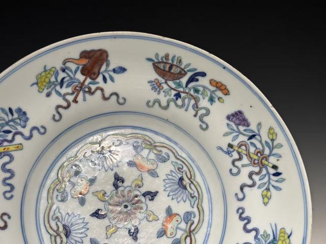 古玩陶瓷斗彩盤真品鑒賞圖