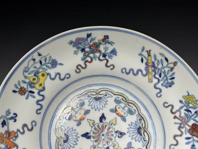 古玩陶瓷斗彩盤真品鑒賞圖